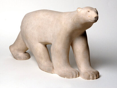 François POMPON (1855-1933), Ours blanc, entre 1925 et 1928. Pierre taillée, 25 x 42,5 x 12,5 cm. ©MahN - AP 9257
