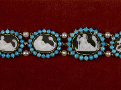 Bracelet offert en 1810 par l'Impératrice Joséphine à Madame Louis de Pourtalès Guy, vers 1805, or camées avec turquoise et perles. AA 6178