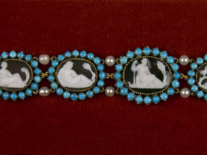 Bracelet offert en 1810 par l'Impératrice Joséphine à Madame Louis de Pourtalès Guy, vers 1805, or camées avec turquoise et perles. AA 6178