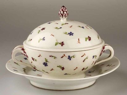 Bol à bouillon et présentoir, Nyon, 1790-1795, porcelaine peinte aux émaux polychromes. AA 2502-03