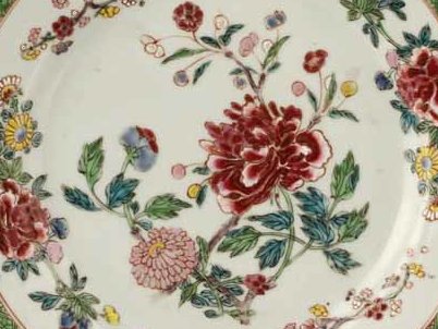Assiette, Jingdezhen, époque Yongzheng ou Qianlong, 1730-1740, porcelaine peinte aux émaux polychromes. AA 2883