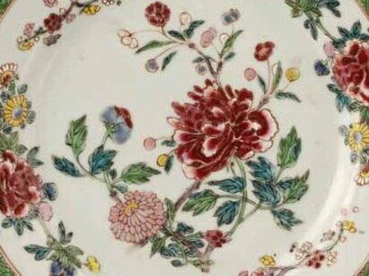 Assiette, Jingdezhen, époque Yongzheng ou Qianlong, 1730-1740, porcelaine peinte aux émaux polychromes. AA 2883