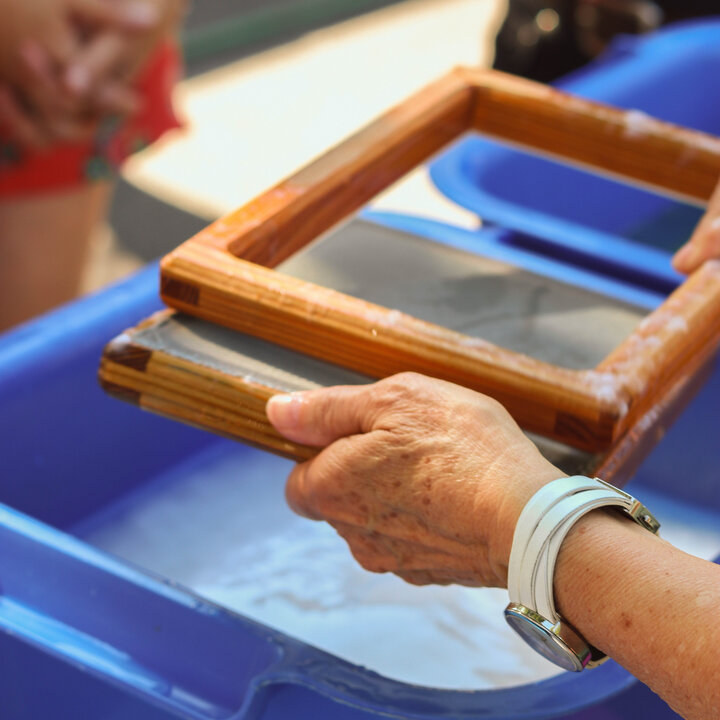 Fabrication de papier artisanal. Atelier
