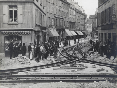 Anonyme, Pose des rails du tramway à la rue de l'Hôpital à Neuchâtel, 1910, photographie. H 1995-21-1018
