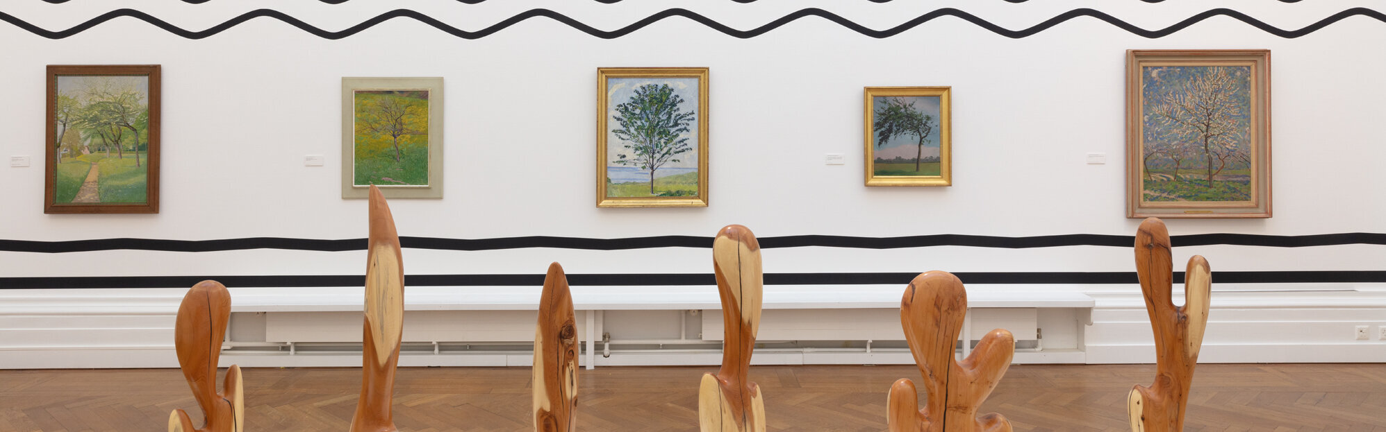 Vue de l'exposition Hodler. Un modèle pour l'art suisse et de l’installation de Claudia Comte, From Lakes to Mountains (Le Lac de Thoune aux reflets symétriques | Thunersee mit Spiegelung), 2025. ©MahN - Photo: Maciej Czepiel