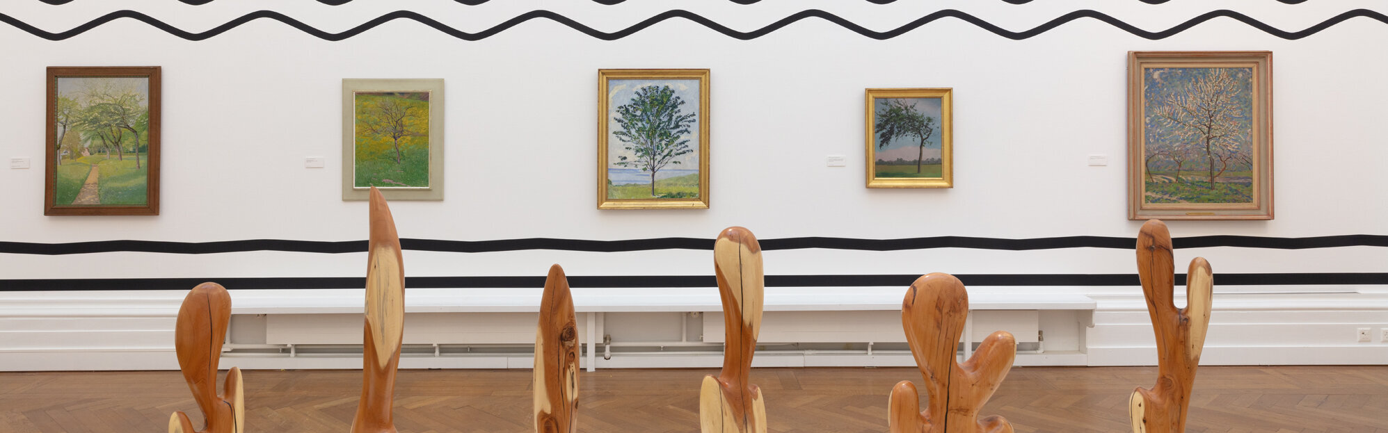 Vue de l'exposition Hodler. Un modèle pour l'art suisse et de l’installation de Claudia Comte, From Lakes to Mountains (Le Lac de Thoune aux reflets symétriques | Thunersee mit Spiegelung), 2025. ©MahN - Photo: Maciej Czepiel
