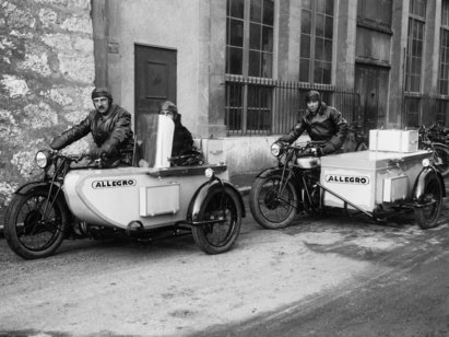 Montbaron & Cie, Deux motos side-car Allegro, vers 1930, photographie. H 2014-261
