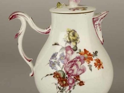 Pot à lait, Zurich-Schooren, 1770-1775, porcelaine peinte aux émaux polychromes. AA 1995-1