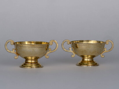 Paire de coupes à eau-de-vie, Jean-Jacques Redard, permier quart du 18e siècle. AA-1989-56 et 55