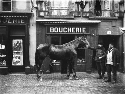 Anonyme, Voiture de livraison Suchard à Saint-Etienne, 1911, tirage argentique. ST 728.447