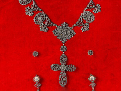 Parure en fer de Berlin, alliage de fer, laqué. AA 6408-6418