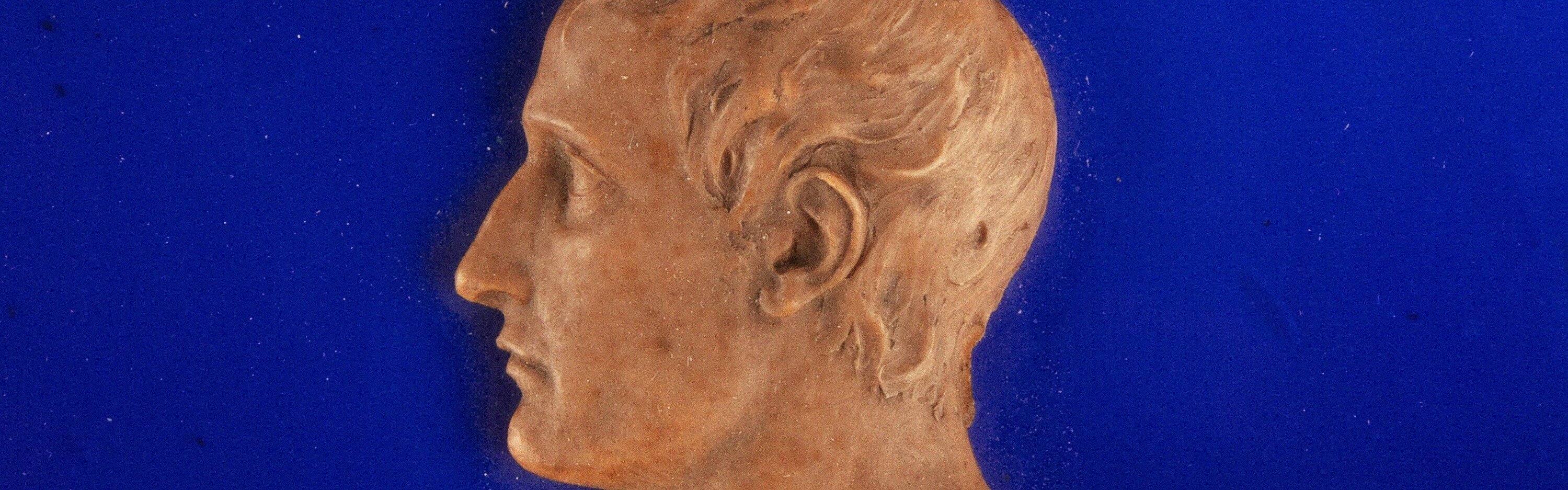 Modelage en cire du buste de Napoléon, Jean-Pierre Droz, Paris, Monnaie des médailles, avant 1804, cire et verre. ©MahN CN 5005 — Photo: Maciej Czepiel (détail)