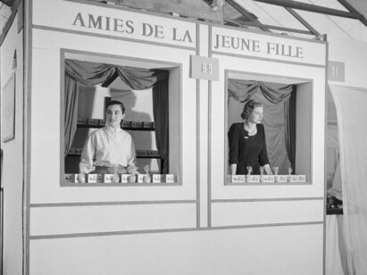 Henry Brandt, Stand des Amies de la jeune fille, 1950-1959, négatif, HB 4.50.21.a.8