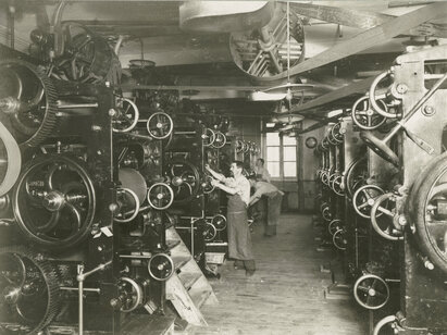 Ph. et E Link., Atelier de broyage de la fabrique Suchard de Serrières, vers 1910, tirage argentique. ST 2952.24