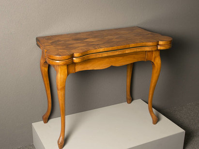 Table de jeu, Matthäus Funk, Berne, milieu du 18e siècle, bois marqueté, feutre. AA 2004.11