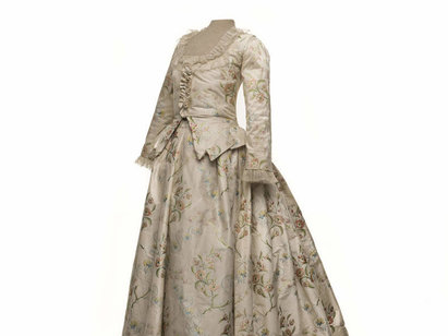 Robe à corsage et à motifs de roses et rubans façon dentelles, deuxième moitié du 18e siècle, soie grège brochée et brodée, dentelles. AA 6516