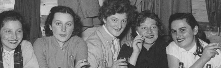 Jeunes Italiennes en sortie, Saint-Gall, 4 juillet 1954. Image issue du film «La Transformation merveilleuse de la classe ouvrière en étrangers». — © Dschoint Ventschr Filmproduktion