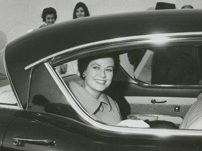Anonyme, Grace de Monaco en visite dans l'entreprise Suchard à Serrières, 1960, photographie. ST 227-31
