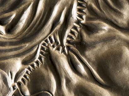 Eloi Perregaux-Dielf (1993), De fil en aiguille le pays se construit, 2014, Faude & Huguenin, bronze, frappe. CN 2015-1051