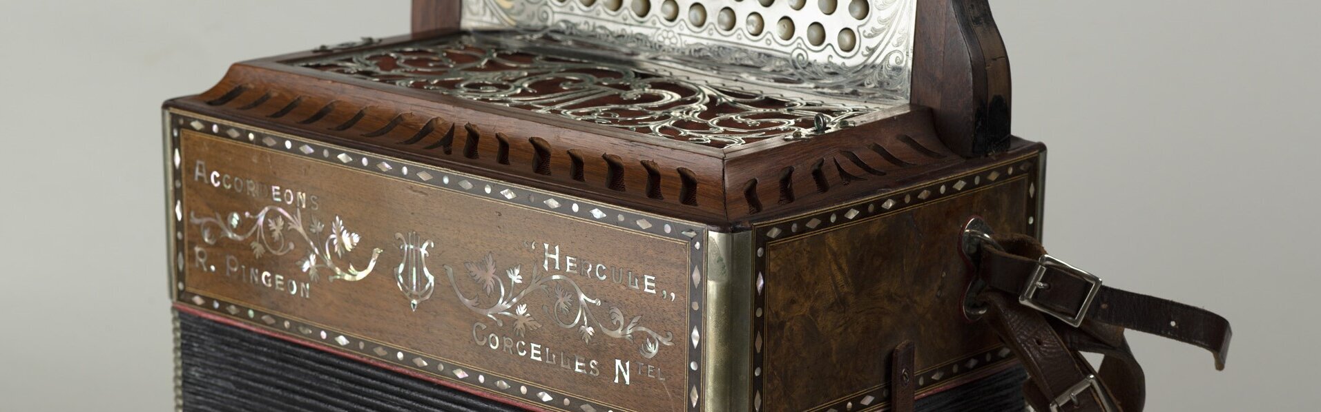 INSTRUMENTS DE MUSIQUE ET MOBILIER