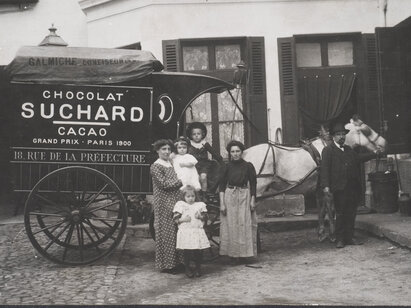Anonyme, Voiture de livraison Suchard à Saint-Etienne, 1911, tirage argentique. ST 728.447