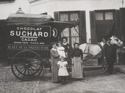 Anonyme, Voiture de livraison Suchard à Saint-Etienne, 1911, tirage argentique. ST 728.447