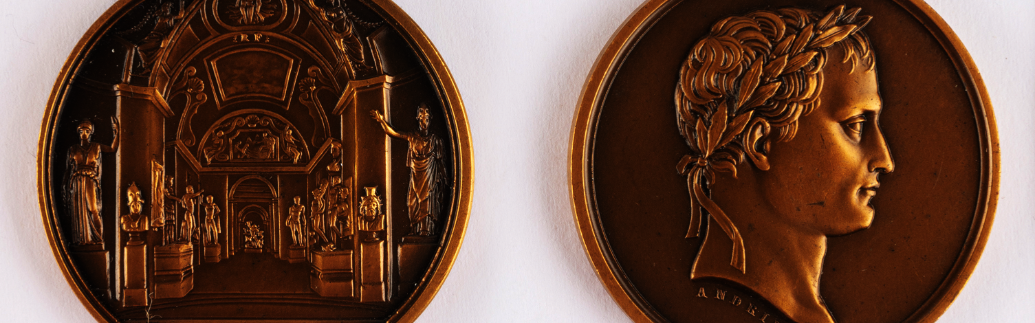 Médaille commémorative de l'inauguration de la salle du Laocoon du Musée Napoléon en 1804, Jean-Bertrand Andrieu, Monnaie de Paris, 20e siècle (refrappe), Bronze. ©MahN CN 2005.266 — Photo: Maciej Czepiel