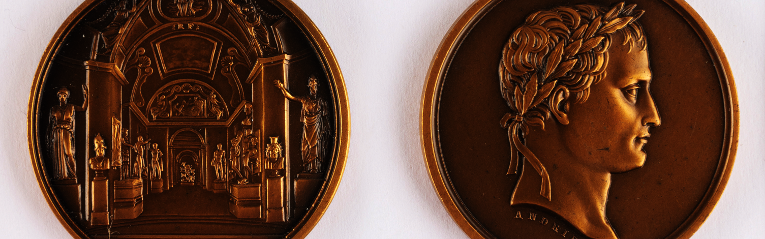 Médaille commémorative de l'inauguration de la salle du Laocoon du Musée Napoléon en 1804, Jean-Bertrand Andrieu, Monnaie de Paris, 20e siècle (refrappe), Bronze. ©MahN CN 2005.266 — Photo: Maciej Czepiel