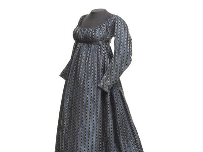 Robe longue à traîne, vers 1795-1810, soie, taffetas à rayures bleues et chiné noir et blanc. AA 2011.11