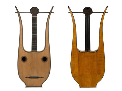 Guitare-Lyre, Augustin Claudot, Mirecourt, 1815, sapin, érable, ébène, ivoire, laiton. AA 3831