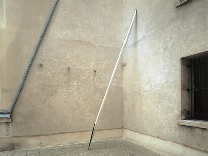François Jaques (*1961), Objet Trait N° 57 ST1, 1993. Aluminium poli miroir (extérieur) et laque noire (extrémités intérieures), longueur 600 cm - ø 12 cm. ©MahN - AP 9519