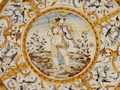 Assiette montée, Deruta (Ombrie), 1600-1650, faïence peinte en polychromie de grand feu. AA 1739