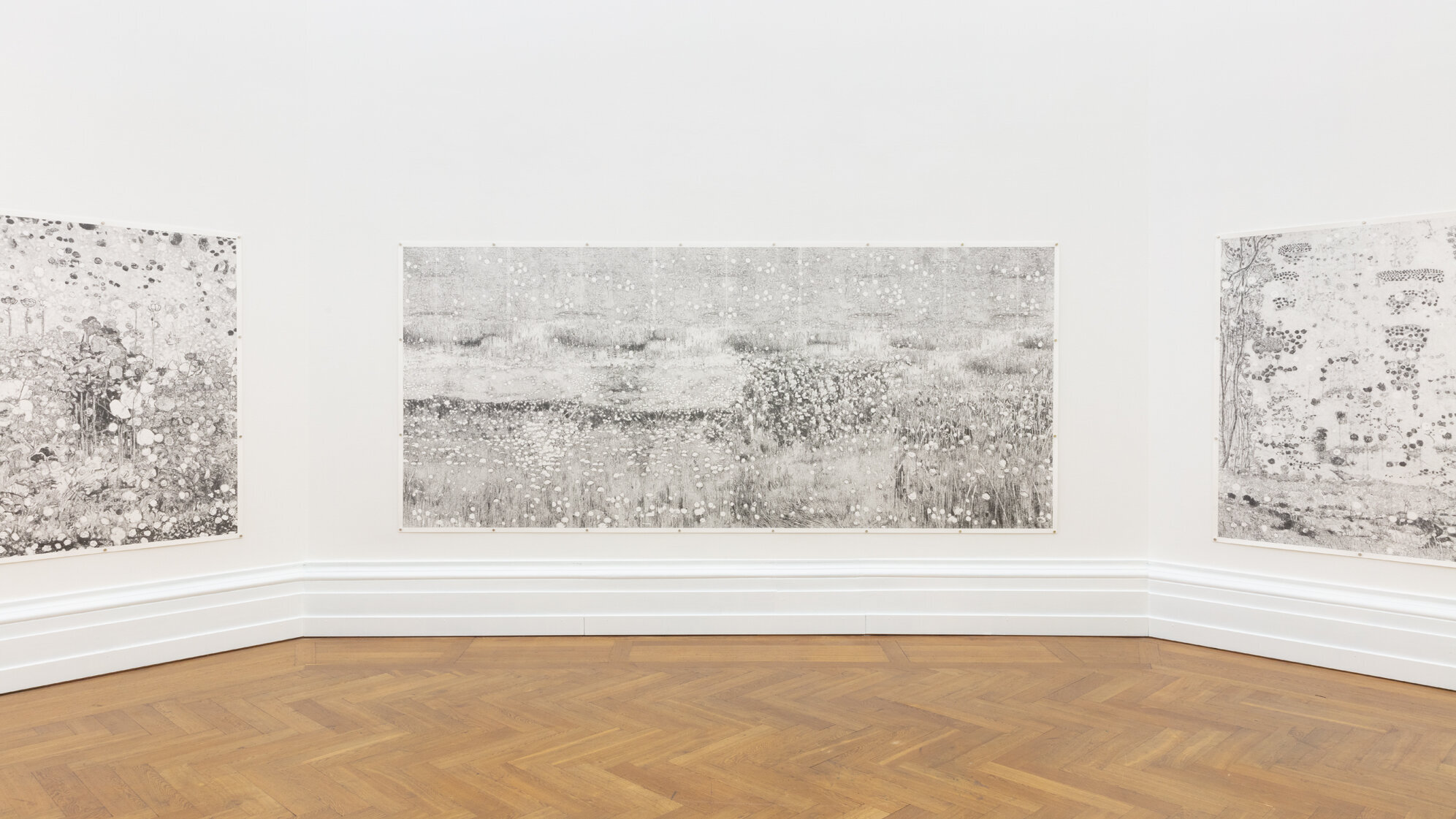 Vue de l'exposition avec l'œuvre de Didier Rittener, Toutes fleurs ¦ Alle Blumen, 2024-2025. ©MahN - Photo: Maciej Czepiel