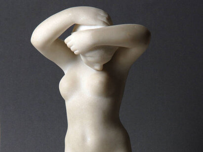 [Translate to Deutsch:] Louis DEJEAN (1872-1951), Femme agenouillée, sans date (après 1931). Marbre taillé, 37,5 x 17 x 20 cm. ©MahN - AP 9351